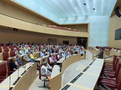 Das Foto zeigt die Gruppe bei der Diskussion im Plenarsaal