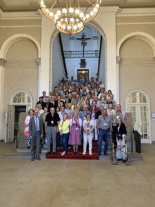 Das Foto zeigt die Gruppe auf der großen Treppe im Eingang des Maximilianeums