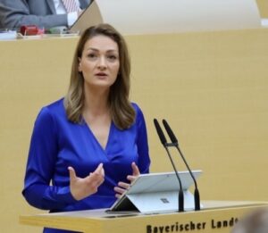 Staatsministerin Judith Gerlach bei Ihrer Regierungserklärung. Foto: CSU-Fraktion