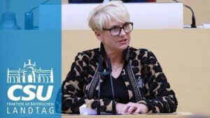 Zahnärtin Dr. Andrea Behr stellt das Antragspaket vor. Foto: CSU-Fraktion