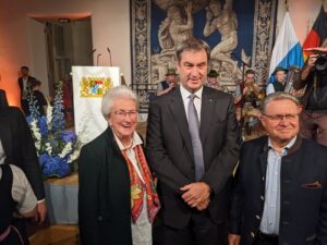 Thea Zimmer zusammen mit Ministerpräsident Dr. Markus Söder und Reinhold Heiß